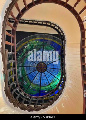 Escalier en colimaçon menant à un plafond en vitraux dans la boutique Portmeirion de Porthmadog, au nord du pays de Galles. Banque D'Images