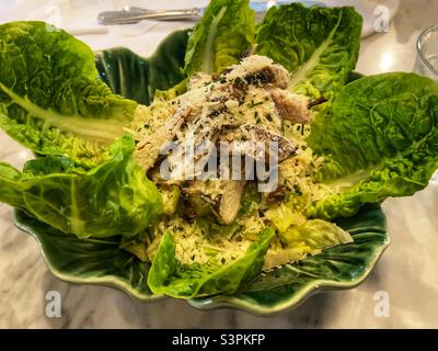 Salade César au poulet. Banque D'Images