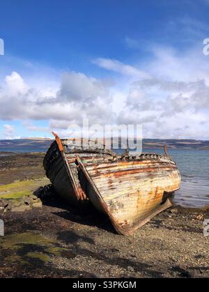 Bateaux en bois épatés à Salen, île de Mull, Écosse Banque D'Images