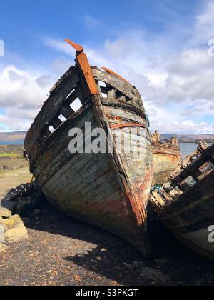Bateaux en bois épatés à Salen, île de Mull, Écosse Banque D'Images