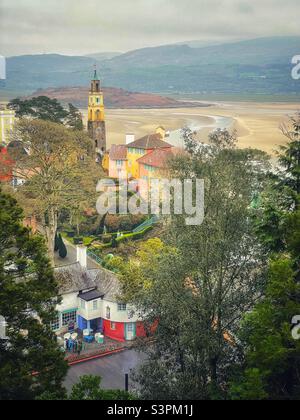 Village de Portmeirion, Minffordd, Penrhyndeudraeth, Gwynedd, au nord du pays de Galles, sur l'estuaire du Dwyryyd. Banque D'Images