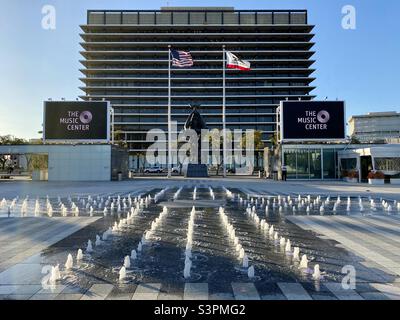 LOS ANGELES, CA, 2021 MARS : vue vers LES bureaux DE LA Department of Water and Power, vue à travers les fontaines du Music Center en centre-ville, en fin d'après-midi Banque D'Images