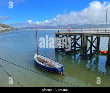 Bateau amarré à Aberdyfi, Gwynedd, au nord du pays de Galles, avril. Banque D'Images