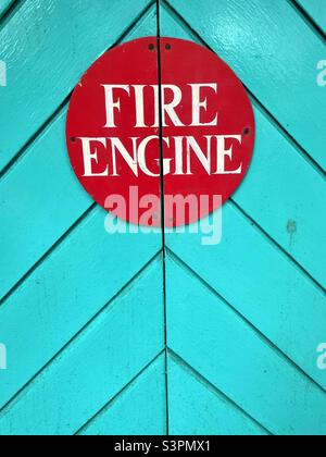 Panneau Fire Engine sur une porte en bois turquoise peinte à Portmeirion, Gwynedd, au nord du pays de Galles. Banque D'Images