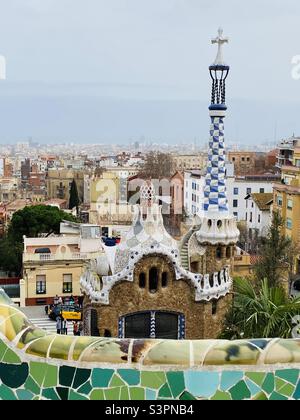 Vue sur la Maison Mushroom et Barcelone depuis la plaza du Parc Güell, à côté du banc en serpentin. Mars 2022. Banque D'Images