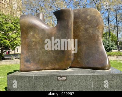 Lame de couteau deux pièces par le sculpteur Henry Moore près de l'abbaye de Westminster. Une œuvre ancienne 1962-3 et donnée pour exposition publique et art. Bronze. Avril 2022. Londres Banque D'Images