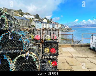 Pots de homard et de crabe sur la jetée d'Aberdovey, Gwynedd, pays de Galles. Banque D'Images