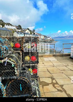 Pots de homard et de crabe sur la jetée/quai à Aberdovey, Gwynedd, au nord du pays de Galles, avril. Banque D'Images