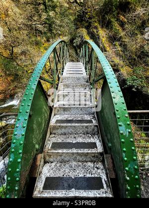 Pont de fer sur la rivière Mynach au pont Devil's, Ceredigion, pays de Galles. Banque D'Images