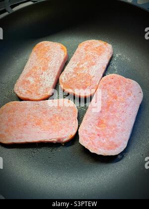 Tranches du pain de viande spam friture dans une poêle, 2022, Etats-Unis Banque D'Images