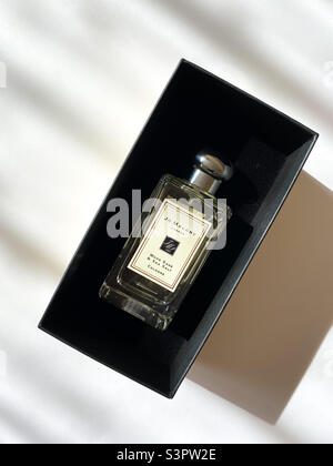 JO Malone flacon de parfum d'une boîte de marque jaune sur fond blanc isolé Banque D'Images