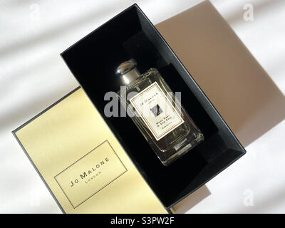 JO Malone flacon de parfum d'une boîte de marque jaune sur fond blanc isolé Banque D'Images