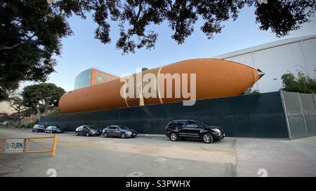 LOS ANGELES, CA, MAR 2021: Réservoir de combustible liquide de la navette spatiale Endeavour, visible de la rue à l'extérieur du Centre des sciences de Californie Banque D'Images