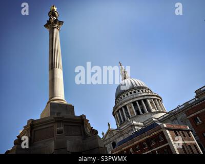 La cathédrale Saint-Paul est vue derrière la colonne de la place Paternoster dans le centre de Londres. Banque D'Images