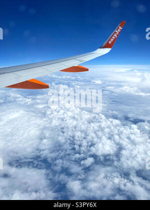 Vue depuis le siège 23F d'un Airbus A320 easyJet, quelque part au-dessus de l'Europe du Nord. C'est un privilège de regarder vers le bas les nuages! Photo ©️ COLIN HOSKINS. Banque D'Images