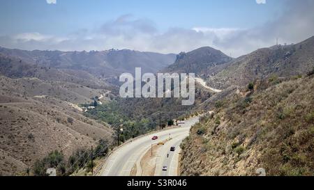 Vue du County Sign route N9, autoroute traversant les montagnes de Santa Monica, vue depuis une partie de la piste Backbone dans l'aire de loisirs nationale Banque D'Images
