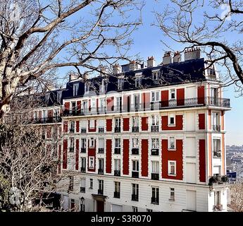 Des appartements élégants sont situés dans la rue Lamarck, à l'est de la basilique du Sacré-cœur à Paris. Les environs offrent une vue imprenable sur Paris. En bas, au niveau de la rue se trouvent de nombreux restaurants. Banque D'Images