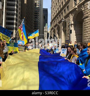 23 avril 2022, les gens détiennent un drapeau ukrainien géant au rassemblement Arm Ukraine Now, Bowling Green, New York, New York, États-Unis Banque D'Images