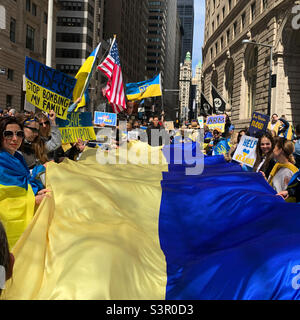 23 avril 2022, les gens détiennent un drapeau ukrainien géant au rassemblement Arm Ukraine Now, Bowling Green, New York, New York, États-Unis Banque D'Images