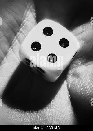 Une photo noir et blanc d'une seule matrice montrant le numéro quatre (4) Banque D'Images