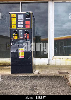 Distributeur d'air et d'eau sur la piste du garage Banque D'Images