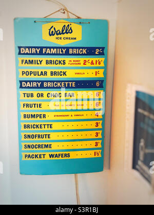 Une affiche de liste de prix de crème glacée vintage Walls Banque D'Images