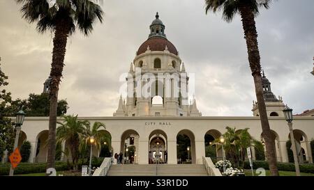 PASADENA, CA, 2021 MAI : Hôtel de ville de Pasadena en fin d'après-midi, palmiers bordant les escaliers jusqu'à l'entrée, nuages au-dessus Banque D'Images