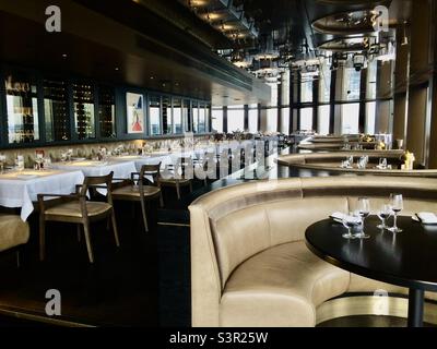 Intérieur du restaurant City social dans le bâtiment Tower 42 du quartier financier de la City of London, Londres, Angleterre, Royaume-Uni Banque D'Images