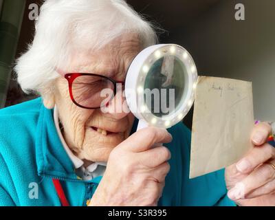 Femme souffrant de dégénérescence maculaire liée à l'âge Banque D'Images