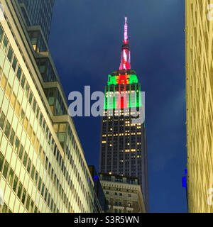 26 décembre 2021, en regardant vers l'Empire State Building, éclairé de feux rouges et verts, New York, New York, États-Unis Banque D'Images