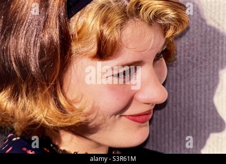 Jeune femme souriant portrait gros plan Banque D'Images