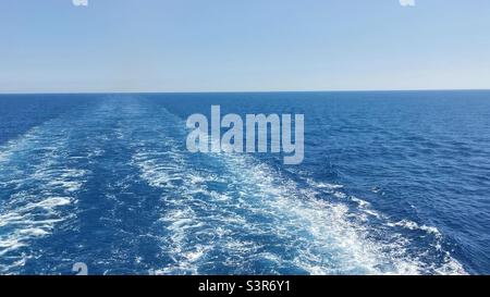 Réveillez-vous à gauche en bateau de croisière dans la mer Méditerranée Banque D'Images