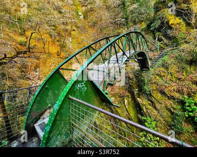 Pont de fer au-dessus de la rivière Mynach aux cascades de Devil's Bridge, Ceredigion, pays de Galles, avril. Banque D'Images