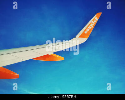 La vue depuis le siège 23F - l'aile et les moteurs d'un avion easyJet Airbus A320 qui survole les nuages, quelque part au-dessus de l'Europe. Photo ©️ COLIN HOSKINS. Banque D'Images