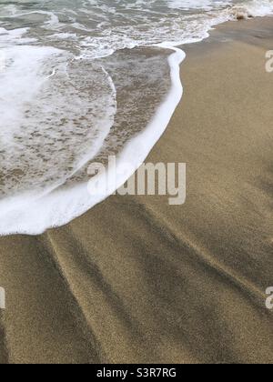 Vagues d'eau de mer sur une plage de sable sur l'île de Lewis, Écosse, Royaume-Uni Banque D'Images