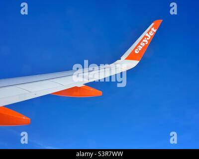 EasyJet survole en hauteur et traverse un ciel bleu profond. Vue de l'aile Airbus depuis le siège 23F. Photo ©️ COLIN HOSKINS. Banque D'Images