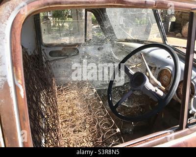 Restes délabrés de la cabine d'un pick-up. Banque D'Images