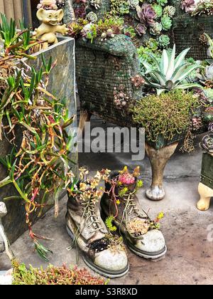 Les vieilles bottes ont été réutilisées comme jardin fleuri Minature Banque D'Images