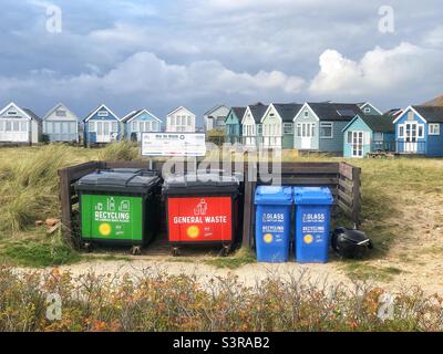 Recyclez les poubelles devant les cabanes de plage à Mudeford Sandbanks, Dorset, Royaume-Uni Banque D'Images