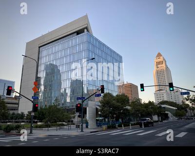 LOS ANGELES, CA, 2021 AOÛT : bâtiment du siège du département de police de Los Angeles dans le centre-ville avec l'hôtel de ville en arrière-plan Banque D'Images