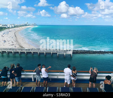 Mars 2022, les gens ont vue sur South Beach, Miami Beach, depuis le pont d'un bateau de croisière qui quitte le port de Miami Banque D'Images