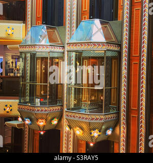 Mars 2022, ascenseurs en verre dans l'atrium du navire de croisière Carnival Conquest lors d'une croisière de Miami, Floride, à Nassau, Bahamas Banque D'Images