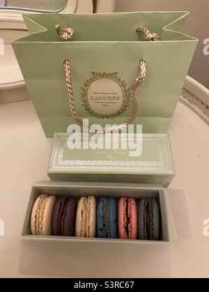 Une boîte de macarons de Ladurée, avec un sac. Avril 2022. Banque D'Images