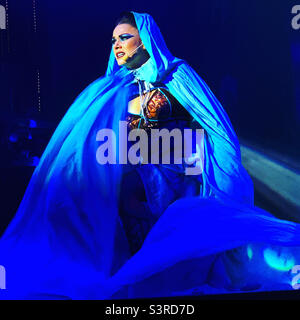 Mars 2022, une femme joue au spectacle Epic Rock de Playlist Productions à bord de la conquête du Carnaval lors d'une croisière de Miami, en Floride, aux Bahamas Banque D'Images