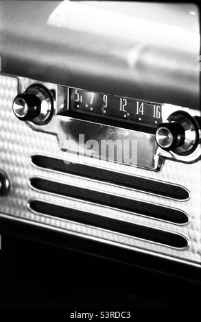 Studebaker B&W chrome bouton-poussoir radio innovation arrière classique transport de voiture nostalgie Banque D'Images