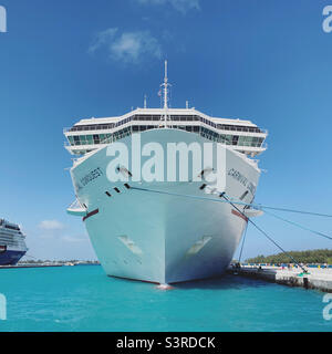 Mars 2022, Carnival Conquest au port de Nassau, Bahamas, lors d'une croisière de trois jours au départ de Miami, Floride, États-Unis Banque D'Images