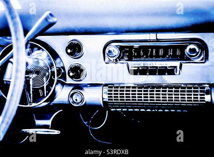 Tableau de bord de voiture Vintage Studebaker volant et radio de moteur classique des années 1960 Banque D'Images