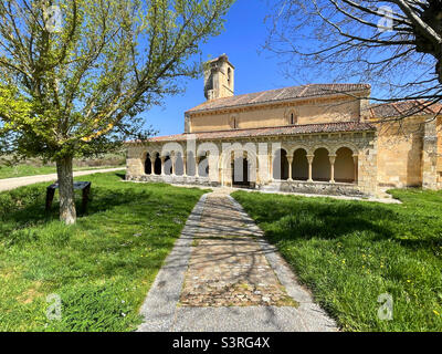 Façade de l'église romane. Duraton, province de Segovia, Castilla Leon, Espagne Banque D'Images