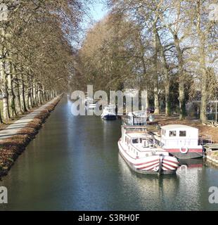 Vue sur le canal latéral de la Garonne depuis Golfech Banque D'Images