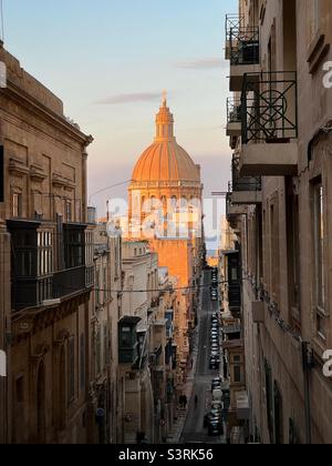 Basilique notre-Dame du Mont Carmel, vue de la vieille rue de la monnaie, la Valette, Malte Banque D'Images